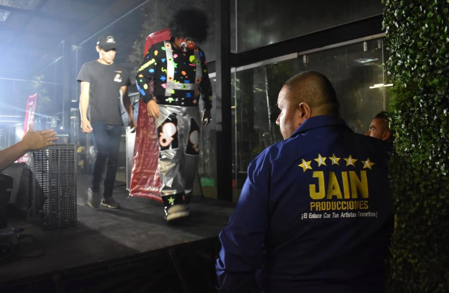 Backstage de artista con personal de Jain Producciones