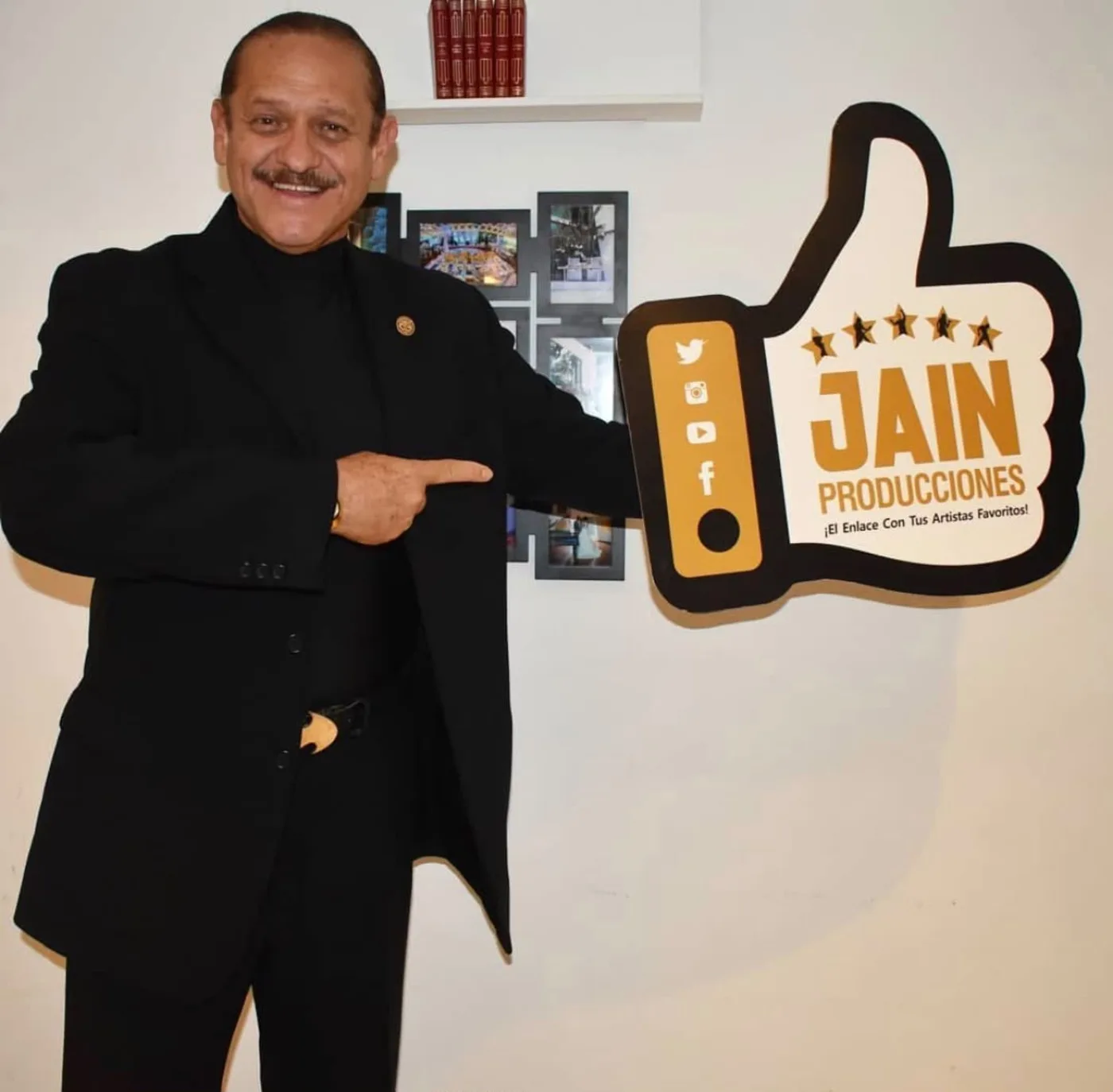 Representante de Jain Producciones junto a imagen de marca y producción artística