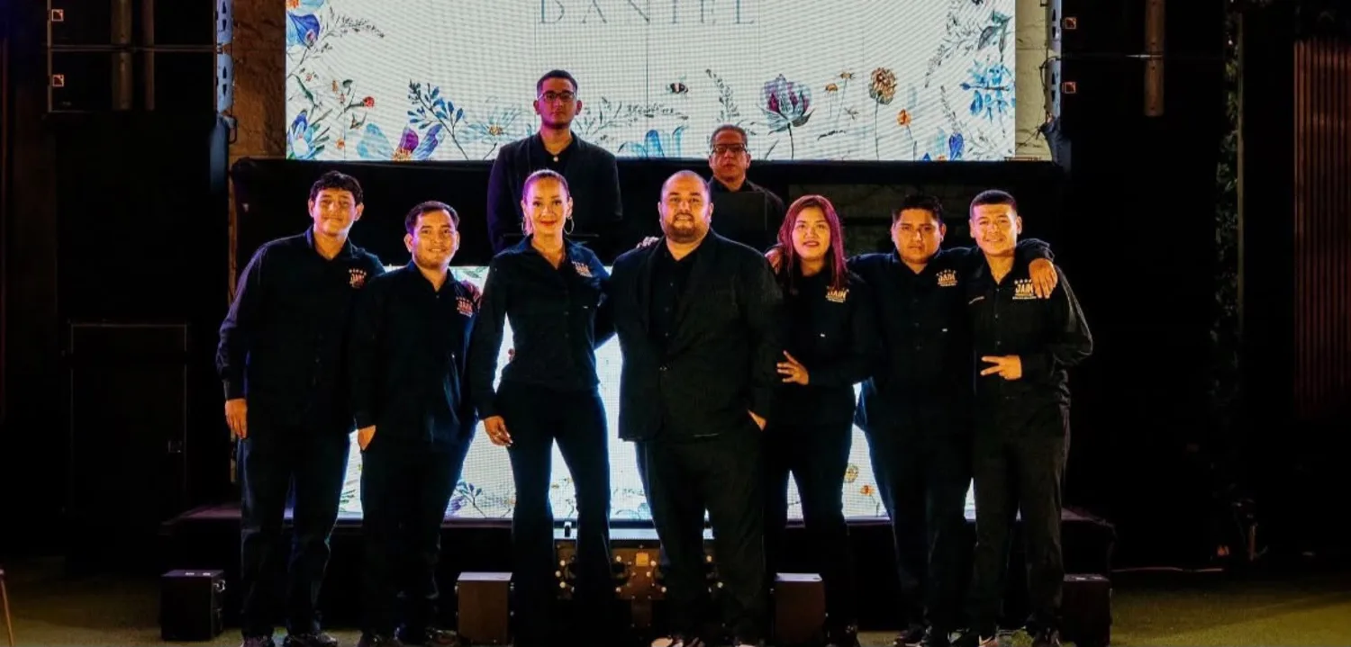 Equipo de Jain Producciones frente a pantalla LED