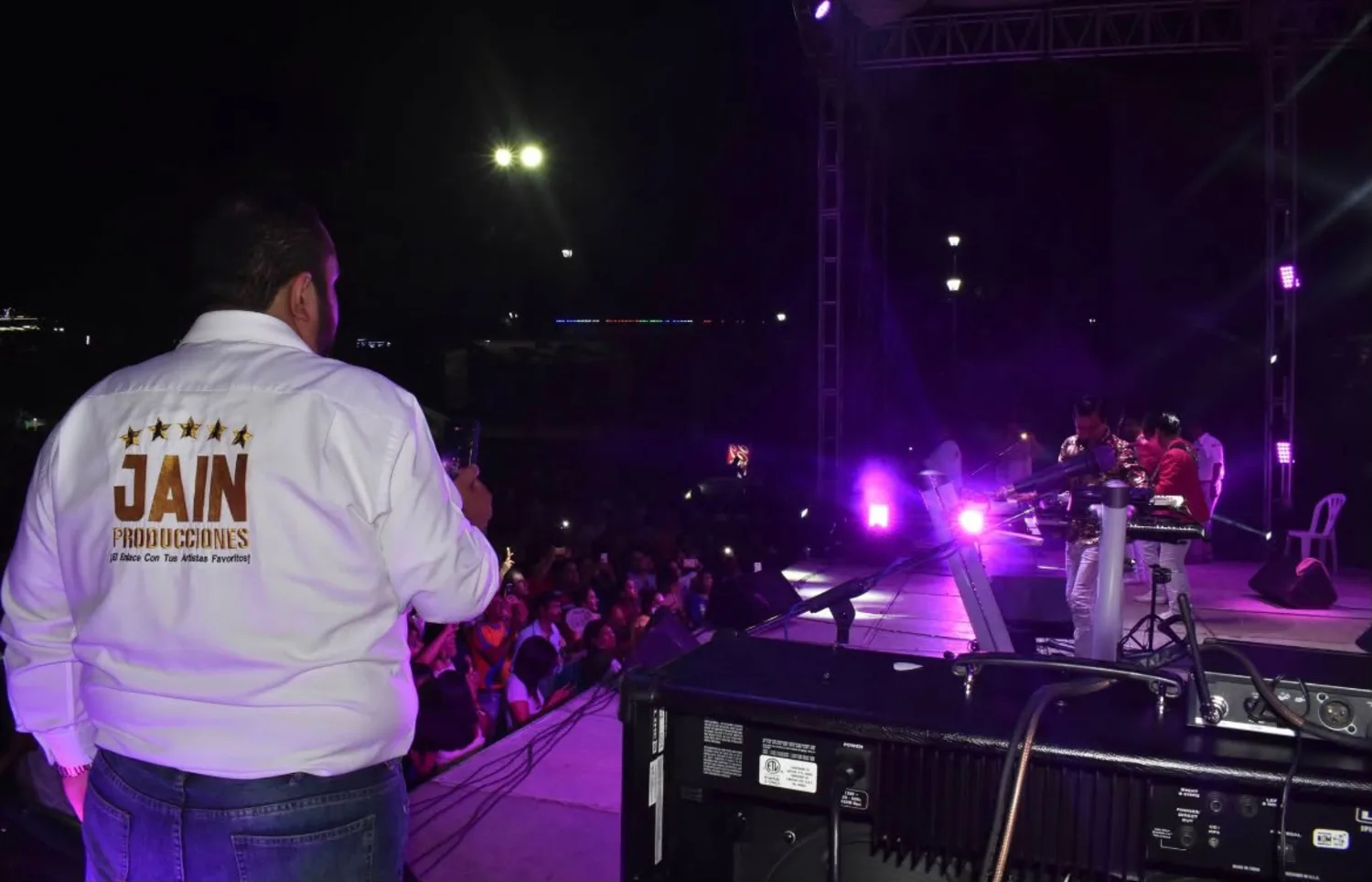 Producción en vivo con luces y escenario nocturno de Jain Producciones