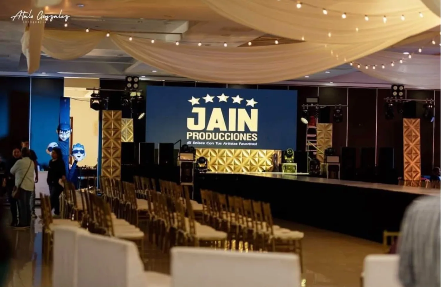 Montaje de salón con pantalla LED y escenario de Jain Producciones